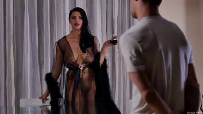 Luder Kira Queen inviterede sin nabo på te og kneppede ham på middagsbordet