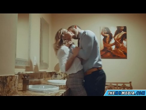 ❤️ Når en barmfagre blondine forfører dig på et offentligt toilet Hård porno at da.extratorrents.top ❌️❤